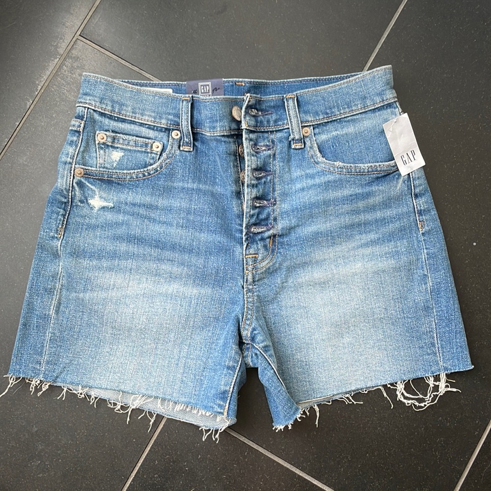 Gap 4” high rise button-fly denim shorts with washwell. Size 2 regular/26. NWT.